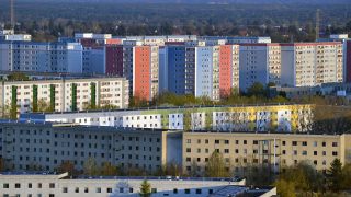 Blick vom Kienberg auf den Stadtbezirk Hellersdorf mit seinen typischen Plattenbau Wohnungen (Quelle: dpa/Thomas Uhlemann)