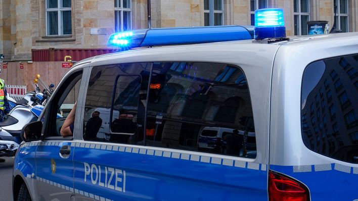 Ein Einsatzfahrzeug, Streifenwagen der Polizei mi Blaulicht und Schriftzug. (Quelle: dpa/Reuhl)
