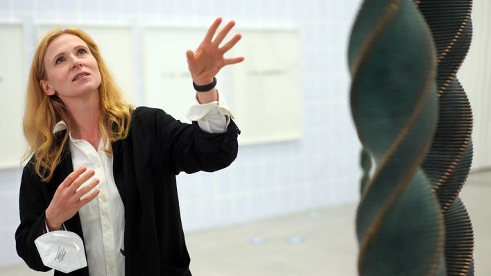 Die Künstlerin Alicja Kwade steht anlässlich der Berlin Art Week in der Berlinischen Galerie neben ihrem Werk "Principium". (Quelle: dpa/Jörg Carstensen)