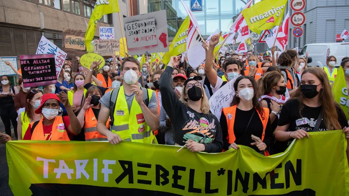 "Tarif-Rebellinnen" steht auf dem Transparent bei einer Demonstration von Beschäftigen der landeseigenen Berliner Krankenhäuser Vivantes und Charité. (Quelle: dpa/Paul Zinken)