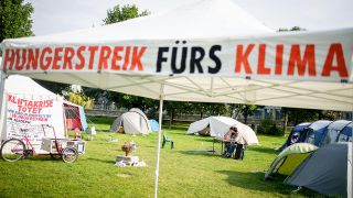 Ein Camp von Hungerstreikenden im Regierungsviertel (Quelle: dpa/Kay Nietfeld)