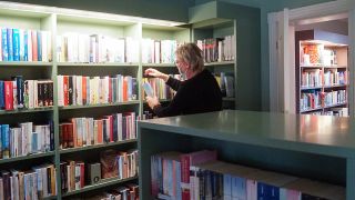 Bibliotheksleiterin Georgia Arndt sortiert im Grünen Salon der Wittstocker Stadtbibliothek die Bücher. (Quelle: dpa/Christian Bark)
