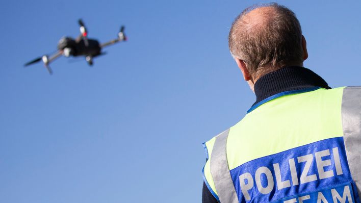 Ein Polizist steuert eine Drohne (Quelle: dpa/Thomas Banneyer)