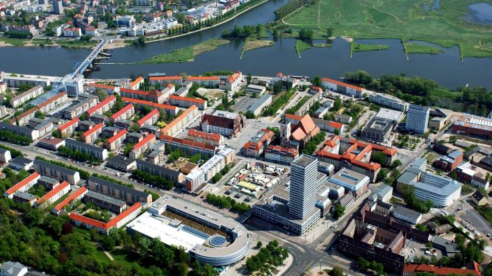 Die Luftaufnahme zeigt einen Blick auf das Stadtzentrum von Frankfurt (Oder) und der polnischen Nachbarstadt Slubice. (Quelle: Patrick Pleul/dpa)