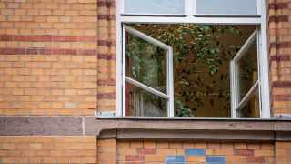 Ein Fenster einer an einer Grundschule ist zum Lüften geöffnet. (Quelle: dpa/Christoph Schmidt)
