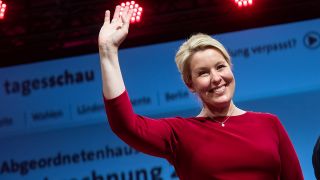 Franziska Giffey, Spitzenkandidatin der Berliner SPD für das Amt der Regierenden Bürgermeisterin, steht nach der ARD-Hochrechnung von 23:19 Uhr bei der Wahlparty der Berliner SPD in Kreuzberg noch einmal auf der Bühne. (Quelle: dpa/B. Jutrczenka)