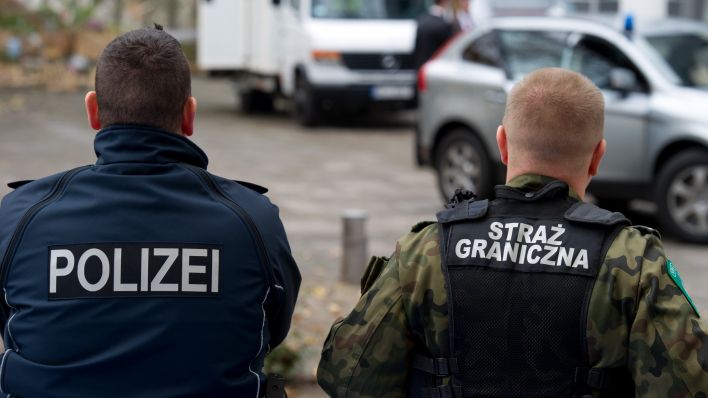 Ein polnischer Grenzpolizist (r) und ein deutscher Bundespolizist stehen nebeneinander am Rande der deutsch-polnischen Sicherheitstagung in Frankfurt (Oder) (Brandenburg). Quelle: Patrick Pleul/dpa