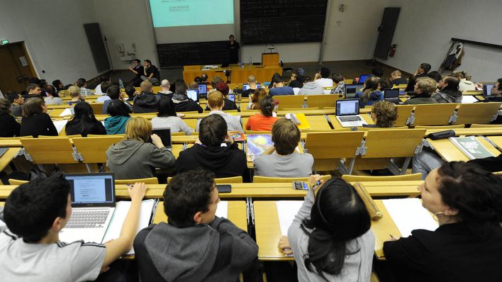 Symbolbild: Studenten sitzen in Berlin in einer Vorlesung im Erwin-Schrödinger-Zentrum auf dem mathematisch-naturwissenschaftlichen Campus Adlershof der Humboldt-Universität. (Quelle: dpa/J. Kalaene)