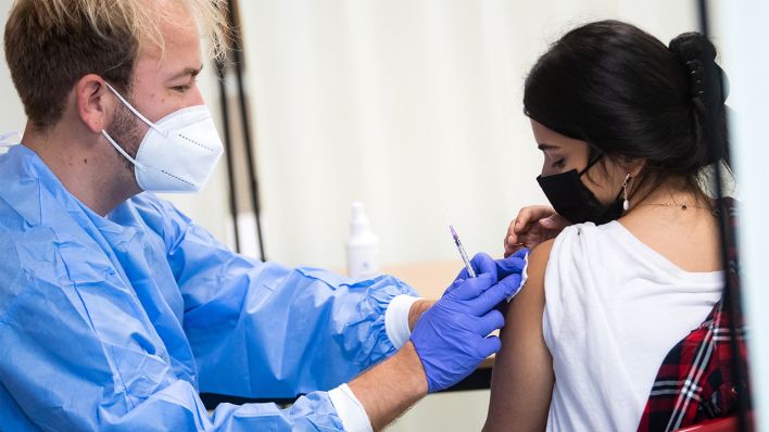 Eine Schülerin lässt sich in Berlin mit dem Impfstoff Moderna impfen (Bild: dpa/Bernd von Jutrczenka)