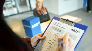 Das Foto zeigt einen Fragebogen von Forschern an Wahltagen, aufgenommen am 14.06.2017 in Berlin bei infratest dimap. (Quelle: dpa/Philipp Brandtstädter)
