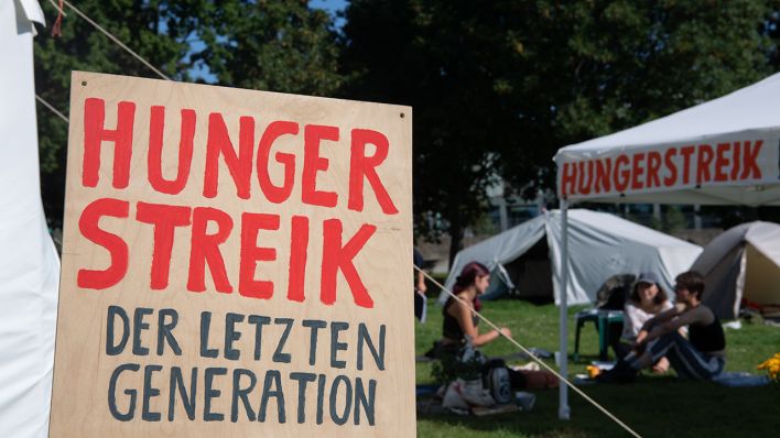 Archivbild: «Hungerstreik» steht in Großbuchstaben auf einem Schild im Camp der Klimaaktivisten, die sich im Regierungsviertel seit Tagen im Hungerstreik befinden. (Quelle: dpa/P. Zinken)