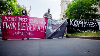 Vor dem Kriminalgericht in Moabit protestieren Unterstützter eines linken Wohnprojektes in der Köpenicker Straße mit Transparenten gegen dessen Räumung. (Quelle: dpa/Christoph Soeder)