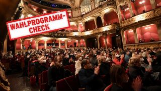 Kultur-Wahlprogramm-Check: Das Publikum applaudiert vor einer Aufführung des Berliner Ensembles. (Quelle: dpa/A. Hilse)