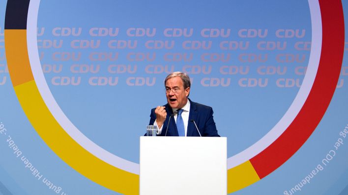 Armin Laschet, Bundesvorsitzender der CDU und Kanzlerkandidat der Union für die Bundestagswahl 2021, spricht während des 36. Landesparteitages der CDU Brandenburg in der MBS-Arena. (Quelle: dpa/S. Stache)