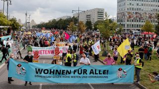 Demonstration 'Wohnen für Alle! Gemeinsam gegen hohe Mieten und Verdrängung' vom Alexanderplatz über die Straße Unter den Linden zum Großen Stern. (Quelle: dpa/Geisler)