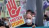 Bei einer Demonstration gegen hohe Mieten in Berlin hält ein Teilnehmer ein Plakat mit der Aufschrift "Mieten Stopp!". (Quelle: dpa/C. Gateau)