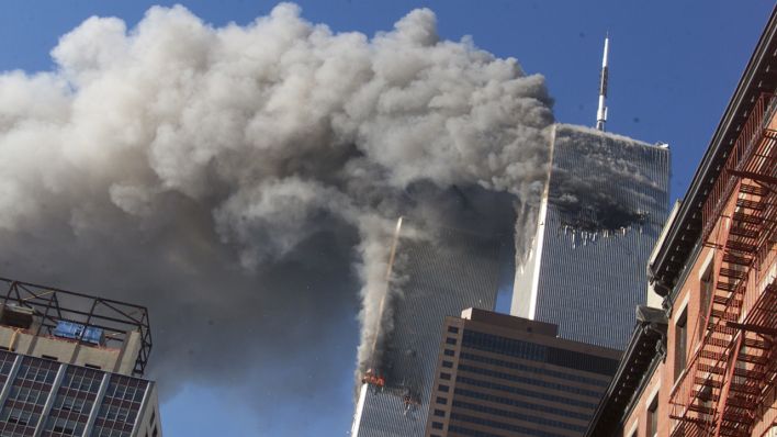 Archivbild: Die Zwillingstürme des World Trade Centers in New York City stehen am 11. September 2001 in Flammen. (Quelle: dpa/AP)