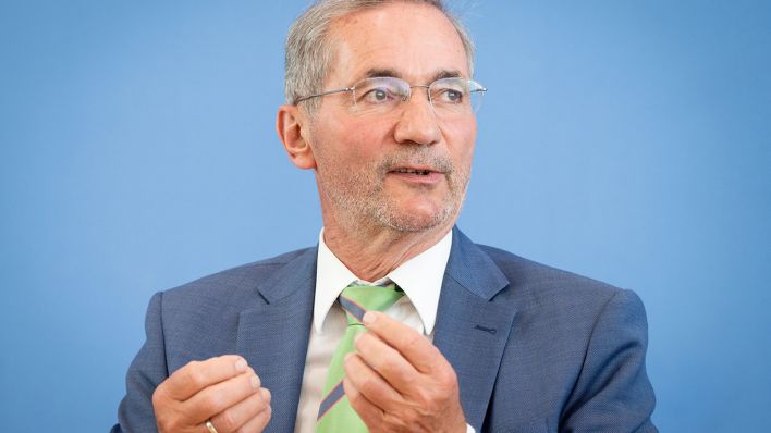 Matthias Platzeck (SPD), ehemaliger brandenburgischer Ministerpräsident, gibt eine Pressekonferenz zum Zukunftszentrum für Deutsche Einheit und Europäische Transformation. (Quelle: dpa/K. Nietfeld)