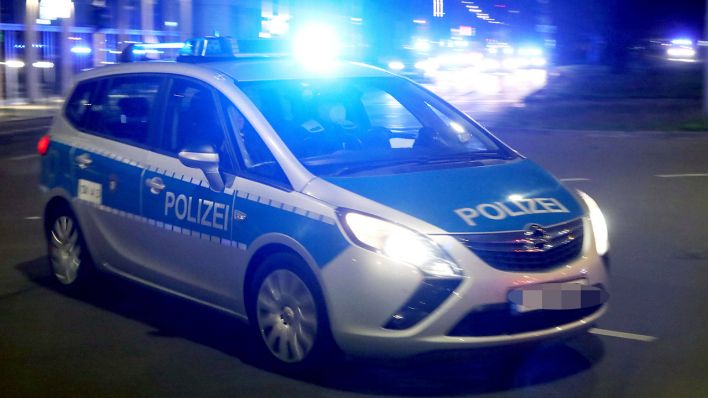 Symbolbild: Ein Polizeifahrzeug mit Blaulicht im Einsatz. (Quelle: imago images/S. Gudath)