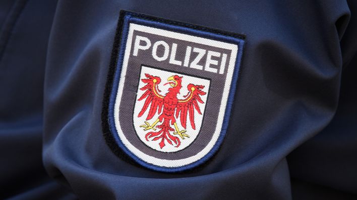 Das Logo der Brandenburger Polizei mit (Quelle: dpa/Soeren Stache)