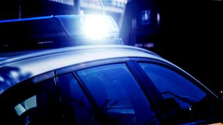 Einsatzfahrzeug der Polizei mit eingeschaltetem Blaulicht. Quelle: Fotostand/K. Schmitt/dpa