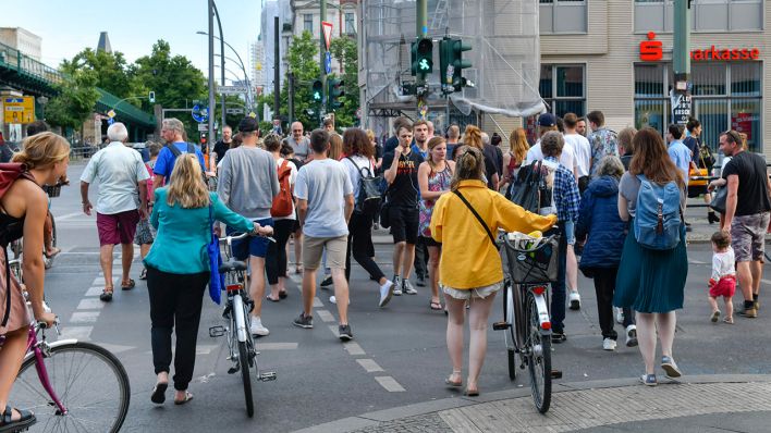 Archivbild: RadfahrerInnen und FußgängerInnen an der überfüllten Kreuzung Eberswalder Straße Ecke Schönhauser Allee in Berlin Prenzlauer Berg. (Quelle: dpa/Schoening)