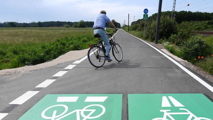 Symbolbild: Ein Radfahrer fährt auf einem Teilstück eines neuen Radschnellwegs. (dpa/Arne Dedert)