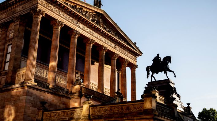 Die Alte Nationalgalerie ist im Licht der aufgehenden Sonne zu sehen. (Quelle: dpa/Christoph Soeder)