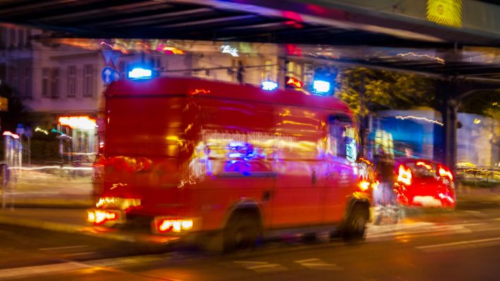 Ein Rettungswagen fährt nachts mit Blaulicht durch Berlin. Quelle: dpa/Karl-Heinz Sprembe