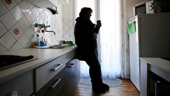 Archivbild: Eine Frau steht in einer Wohnung ohne Strom (Quelle: dpa/Roland Weihrauch)