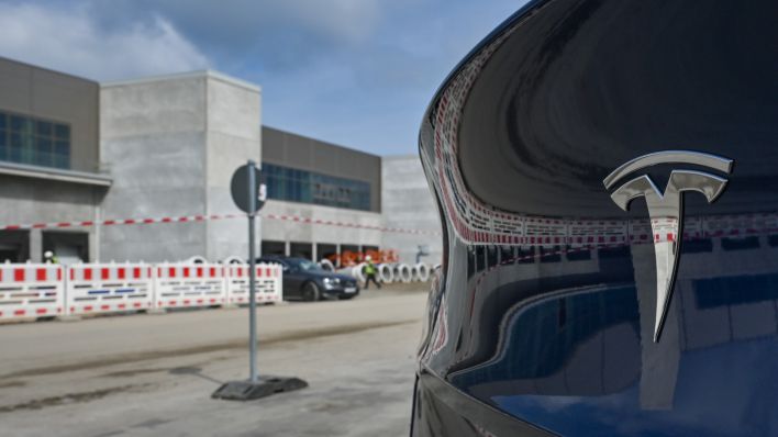 Symbolbild: Ein Elektrofahrzeug vom Typ Tesla Model Y steht auf der Baustelle der Tesla Gigafactory Berlin-Brandenburg. (Quelle: Patrick Pleul/dpa)