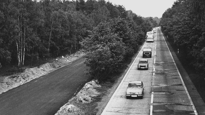 Archivbild: Links die erneuerte Fahrbahn der Transitautobahn nach Berlin bei Magdeburg, rechts die Gegenfahrbahn mit zahlreichen Schlaglöchern. (Quelle: dpa/null)