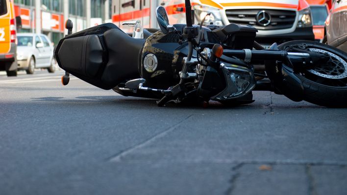 Berlin: Ein Motorrad liegt nach einem Unfall auf der Straße. (Quelle: dpa/Lisa Ducret)