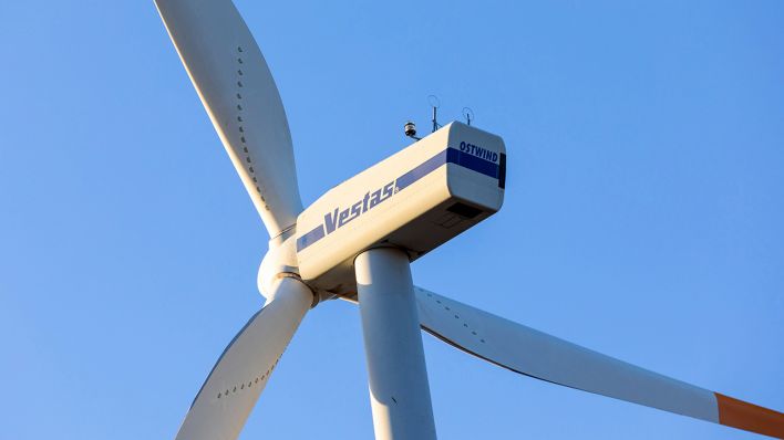 Archivbild: Windraeder mit der Aufschrift "VESTAS" stehen bei Heinersbrueck in der Lausitz. (Quelle: dpa/A. Franke)