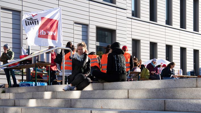 Eine Fahne der Gewerkschaft Verdi weht vor dem Bettenhaus der Charité- Dort sind am Morgen die beschäftigten der landeseigenen Berliner Krankenhäuser Vivantes und Charité in einem unbefristeten Streik getreten. (Quelle: dpa/Paul Zinken)