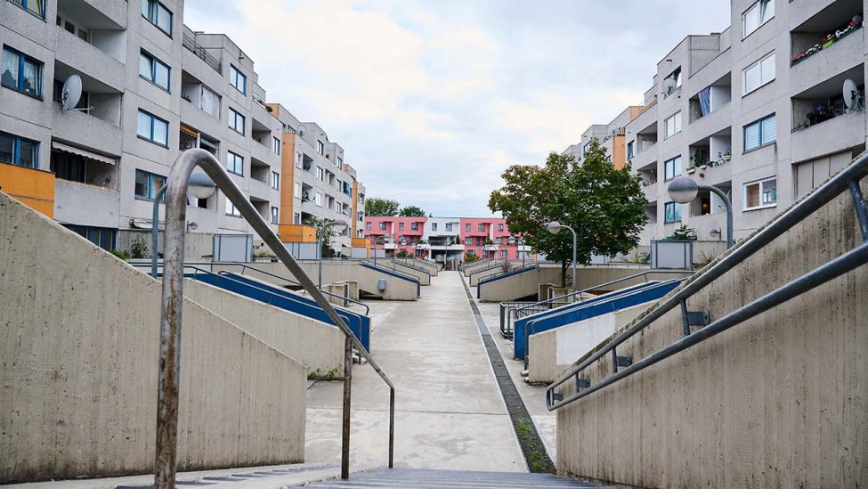 Die High-Deck-Siedlung liegt im Berliner Ortsteil Neukölln. Drei landeseigene Gesellschaften kaufen den Konzernen Vonovia und Deutsche Wohnen Wohnungen und Gewerbeeinheiten ab. (Quelle: dpa/A. Riedl)