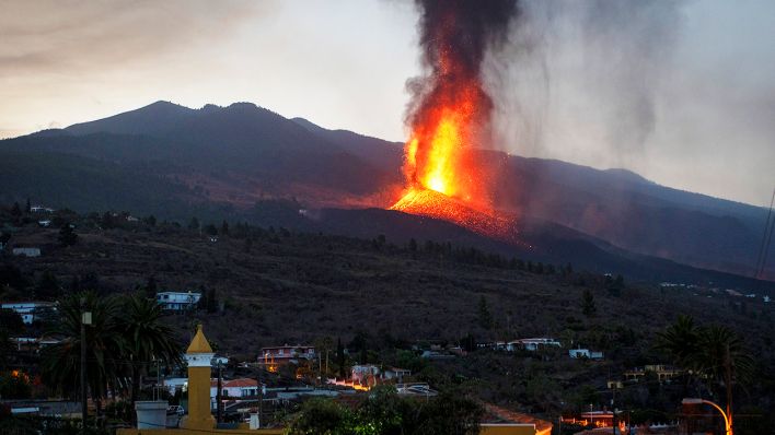 Lava fließt auf der Insel La Palma. Experten zufolge könnten der Vulkanausbruch und seine Folgen bis zu 84 Tage andauern. (Quelle: dpa/Emilio Morenatti)