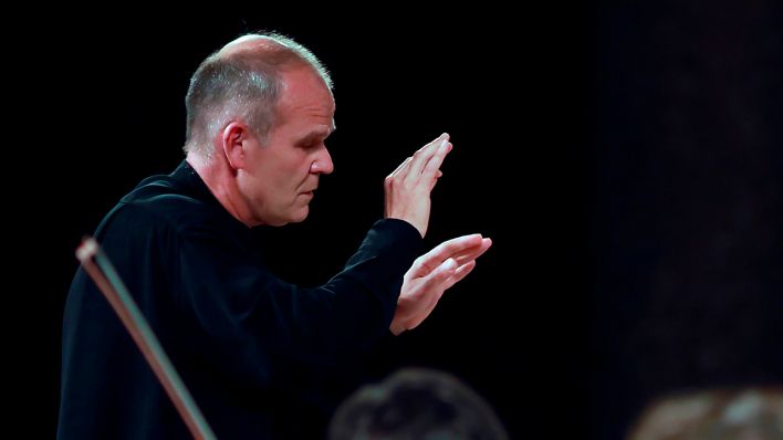 Der Dirigent François-Xavier Roth bei der Arbeit (Quelle: www.imago-images.de/Pepe Torres)