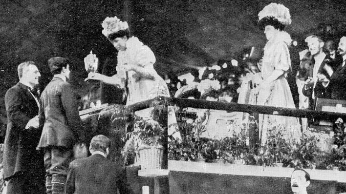 Die englischen Königin Queen Alexandra überreicht Dolando Petri einen Ehren-Pokal. Bild: imago-images/United Archives