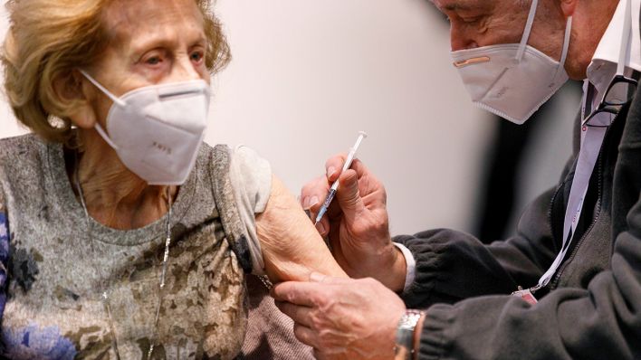 Symbolbild: Eine ältere Dame wird gegen das Corona-Virus geimpft. (Quelle: dpa/Christoph Hardt)