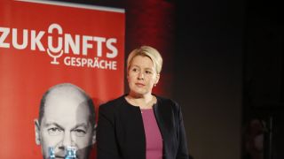 Franziska Giffey steht bei einer SPD-Wahlkampfveranstaltung in Berlin-Treptow auf einer Bühne. Quelle: www.imago-images.de