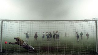 1999 in der Champions League: Hertha-Torwart Gabor Kiraly im Nebelspiel gegen Barcelona (Quelle:imago/camera4)