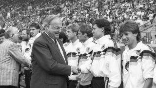 Helmut Kohl begrüßt die Nationalmannschaft