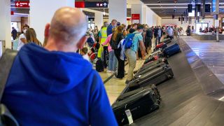 Passagiere warten am 3.9.21 am BER-Flughafen auf ihr Gepäck (Bild: imago images/Achille Abboud)