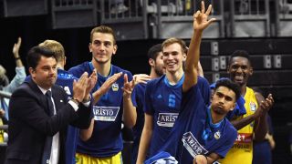 Alba Berlin feiert Sieg gegen Frankfurt