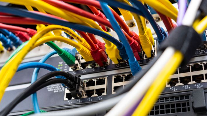 Zahlreiche Kabel sind an einem Computerserver eines Unternehmens angeschlossen (Quelle: imago images/Jochen Tack)