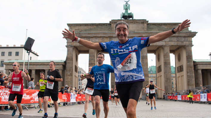 Ein Läufer beim Berliner Halbmarathon vor dem Brandenburger Tor. Quelle: imago images/camera4+