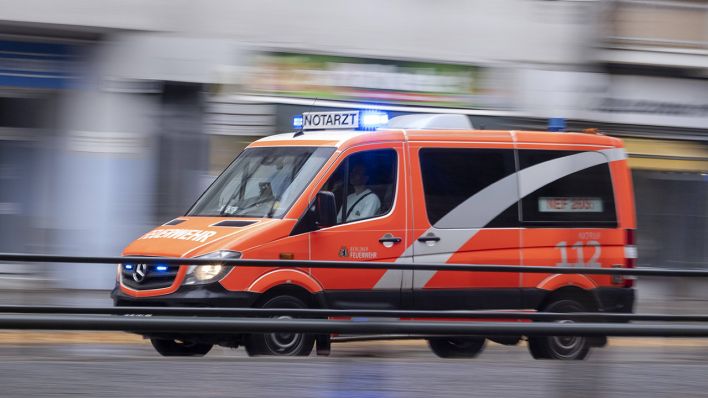 Symbolbild: Ein Notarztwagen der Berliner Feuerwehr auf dem Weg zu einem Einsatz. (Quelle: imago-images/Seeliger)