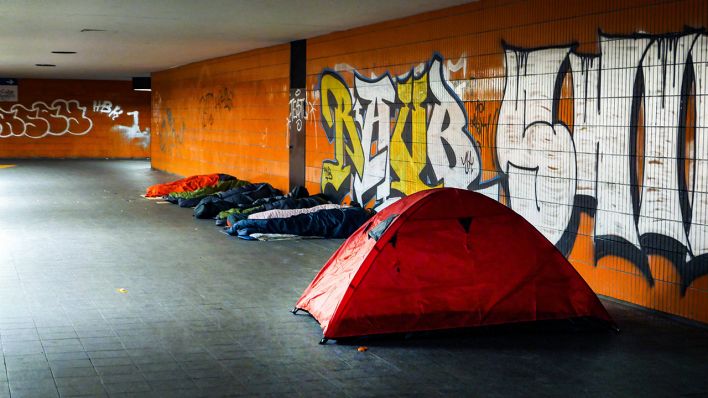 Archivbild: Obdachlose schlafen in Zelten und Schlafsäcken in der Unterführung an der Messe ICC in Berlin Charlottenburg. (Quelle: imago images/J. Ritter)