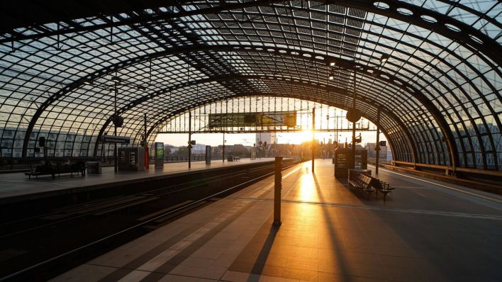 Sonnenaufgang am menschenleeren Berliner Hauptbahnhof (Quelle: imago/Stefan Zeitz)